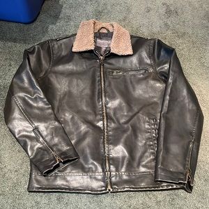 Aeropostale size medium men’s leather jacket with fur collar.